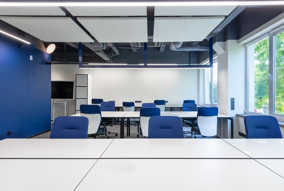 Uređen prostor s namještajem i modernim stolicama